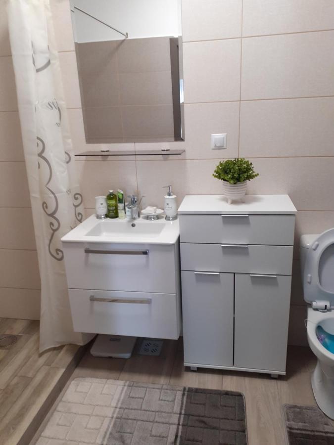 Sara Apartman Livezeni  Eksteriør billede