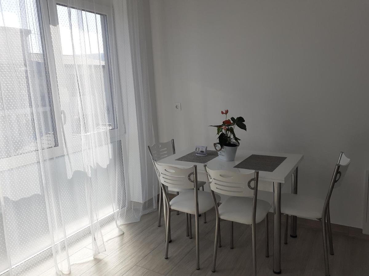 Sara Apartman Livezeni  Eksteriør billede