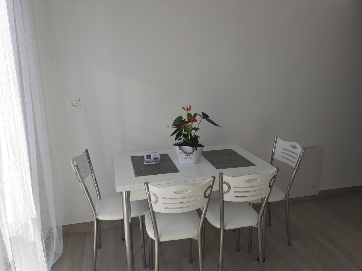 Sara Apartman Livezeni  Eksteriør billede
