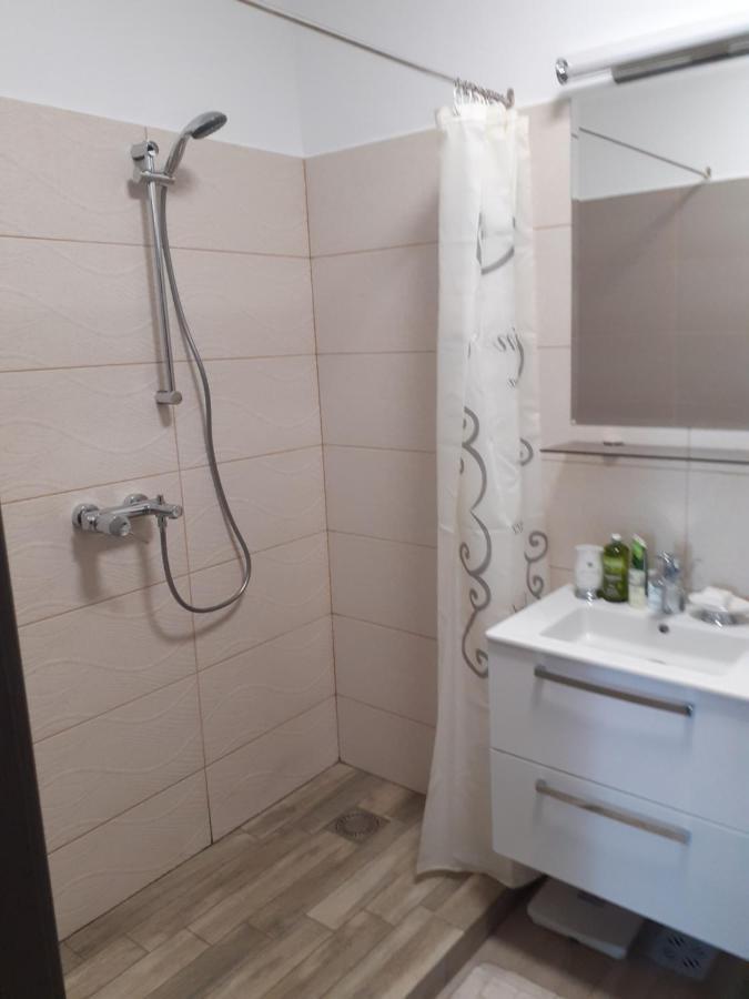 Sara Apartman Livezeni  Eksteriør billede